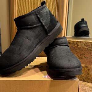 UGG Classic Ultra Mini Sz 8